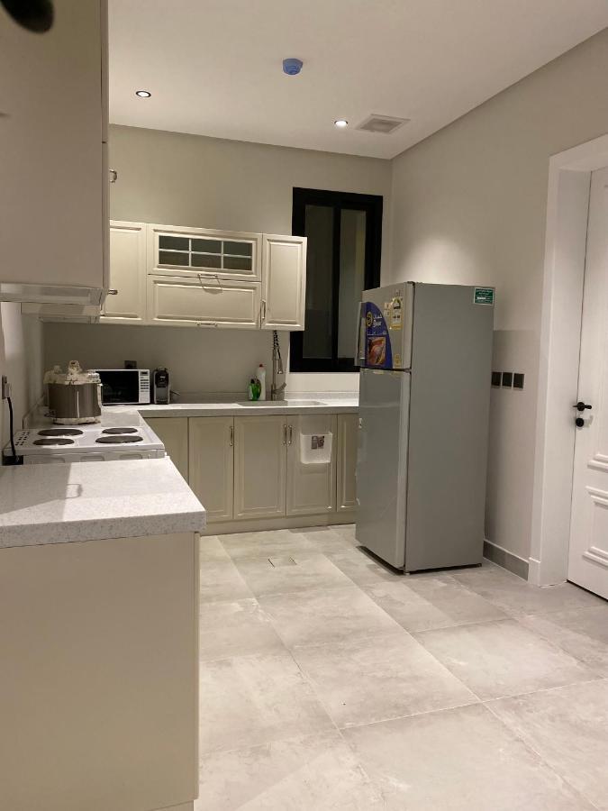 شقه اسس 13 عائليه متكامله Apartment Riyadh